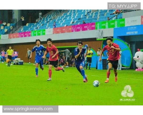 足球明星与普通路人激情对决踢球瞬间展现友谊与热爱足球的魅力与乐趣 足球明星与普通路人激情对决踢球瞬间展现友谊与热爱足球的魅力与乐趣