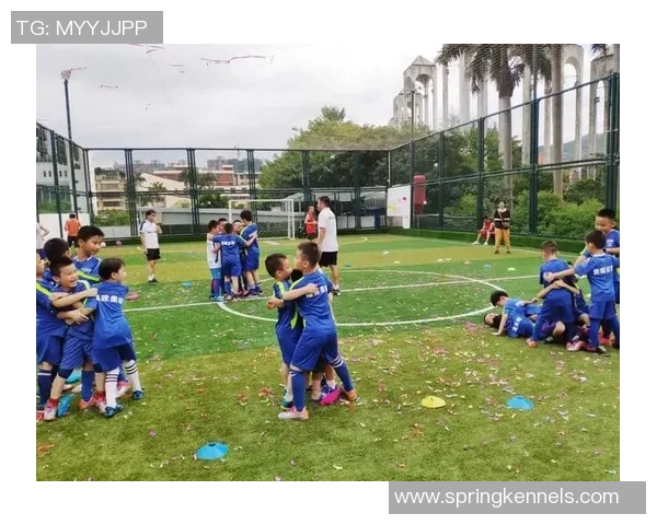 足球明星亲子时光看子女踢球展现天赋与梦想的传承