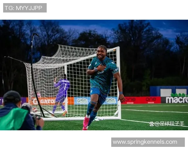 足球明星跨界挑战篮球场精彩瞬间集锦与精彩对决回顾 足球明星跨界挑战篮球场精彩瞬间集锦与精彩对决回顾